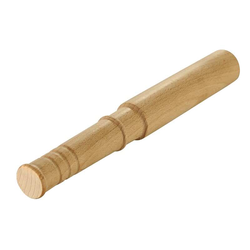 Pilon cocktail en bois clair à l'horizontale sur fond blanc, embout plat lisse et manche à rainures