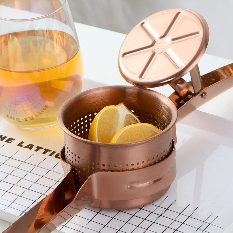 Presse agrume professionnel rose gold ouvert avec disque presseur et panier perforé garni de citron