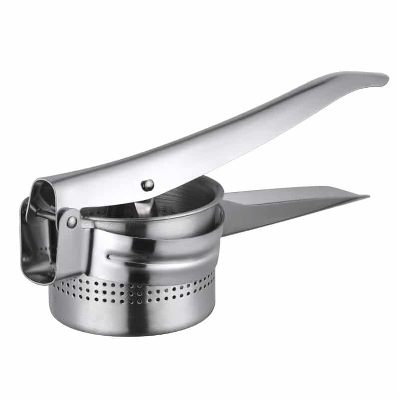 Presse agrume professionnel argent à levier et panier perforé métallique présenté sur fond blanc