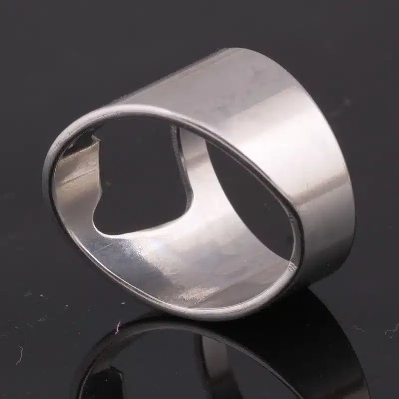 Bague Décapsuleur argentée en angle sur fond noir, encoche décapsuleur en forme de cœur