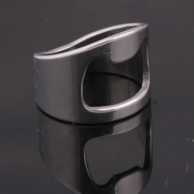 Bague Décapsuleur argentée en acier, gros plan sur l'encoche décapsuleur, fond noir brillant