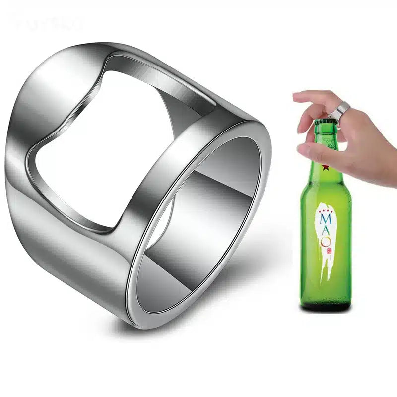 Bague Décapsuleur argentée portée au doigt pour décapsuler une bouteille de bière verte, gros plan
