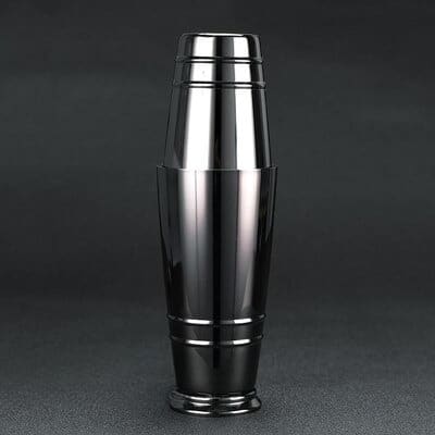 Shaker Cocktail Bar Boston en finition noire gunmetal brillante, deux gobelets emboîtés, fond gris