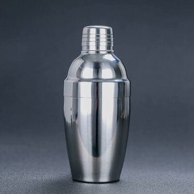 Shaker Pour Cocktail cobbler argenté de 250 ml en acier inoxydable poli, présenté sur fond gris
