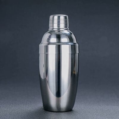 Shaker Pour Cocktail cobbler argenté de 350 ml en acier inoxydable poli, présenté sur fond gris