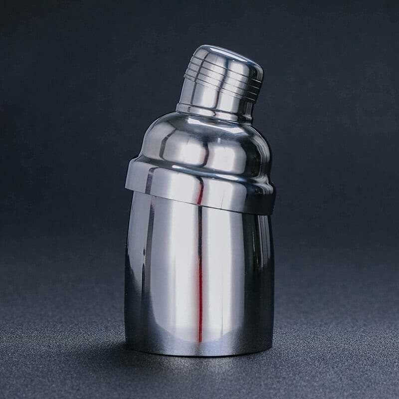 Shaker Pour Cocktail cobbler en acier inoxydable poli argenté présenté seul sur fond gris