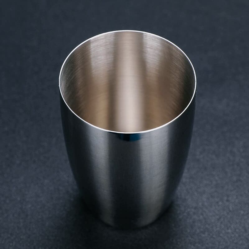 Shaker Pour Cocktail ouvert montrant le gobelet inférieur et l'intérieur en acier inoxydable brossé