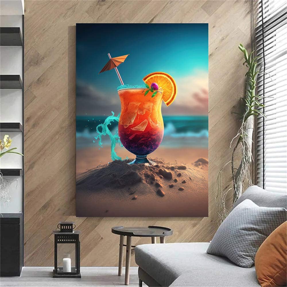 Tableau Cocktail Sex on the Beach, verre à cocktail orangé à ombrelle et orange sur une dune, mer en fond