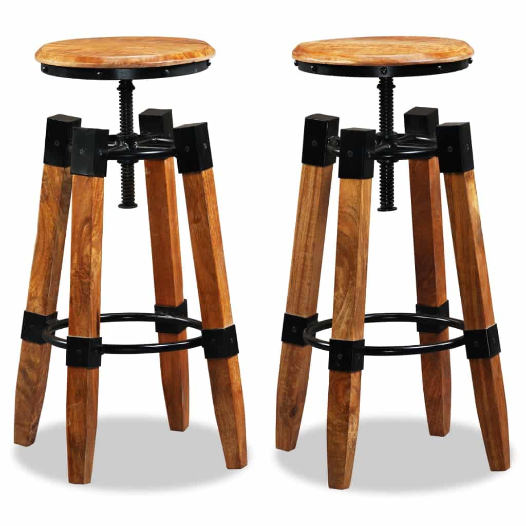 Deux tabourets de bar en bois massif à assise ronde, pieds évasés et ferrures noires, sur fond blanc