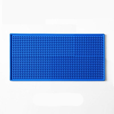 Tapis de bar en caoutchouc 15x30 bleu à surface picotée et rebords vu de dessus sur fond blanc
