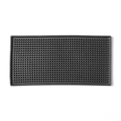 Tapis de bar en caoutchouc 15x30 noir à surface picotée et rebords vu de dessus sur fond blanc