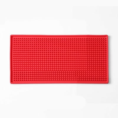 Tapis de bar en caoutchouc 15x30 rouge à surface picotée et rebords vu de dessus sur fond blanc