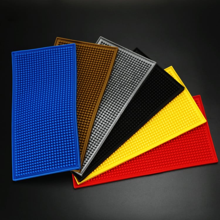 Tapis de bar en caoutchouc 15x30 en plusieurs coloris disposés en éventail, surface picotée à rebords