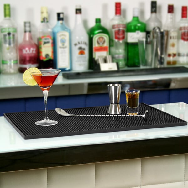 Tapis de bar en caoutchouc 30x45 noir avec cocktail, doseur, shot et cuillère de bar posés sur un comptoir