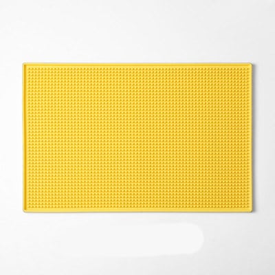 Tapis de bar en caoutchouc 30x45 jaune à surface picotée et rebords vu de dessus sur fond blanc