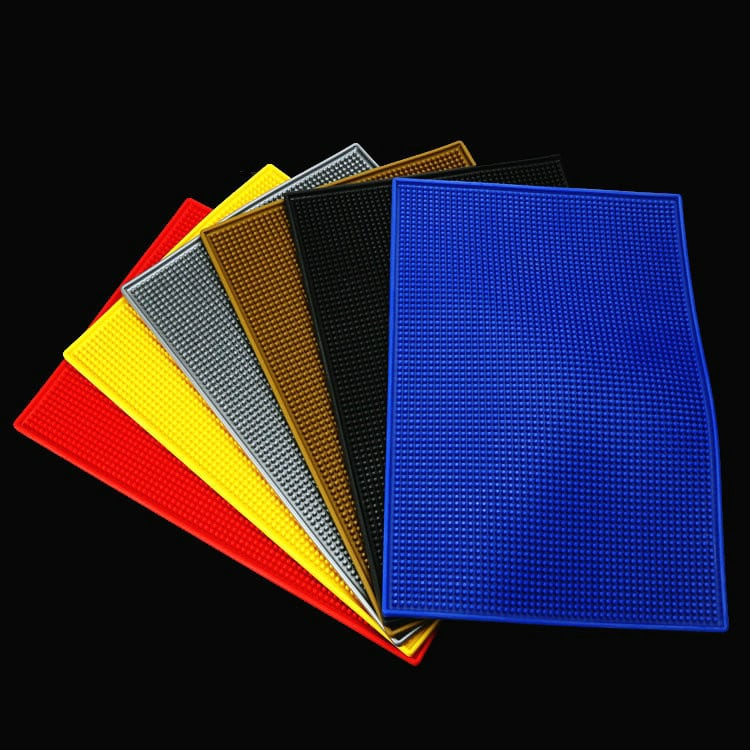 Six tapis de bar en caoutchouc 30x45 rouge, jaune, gris, ambré, noir et bleu en éventail à surface picotée