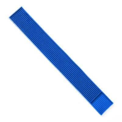 Tapis de bar en caoutchouc 8x58 bleu en longue réglette picotée à rebords vu de dessus sur fond blanc