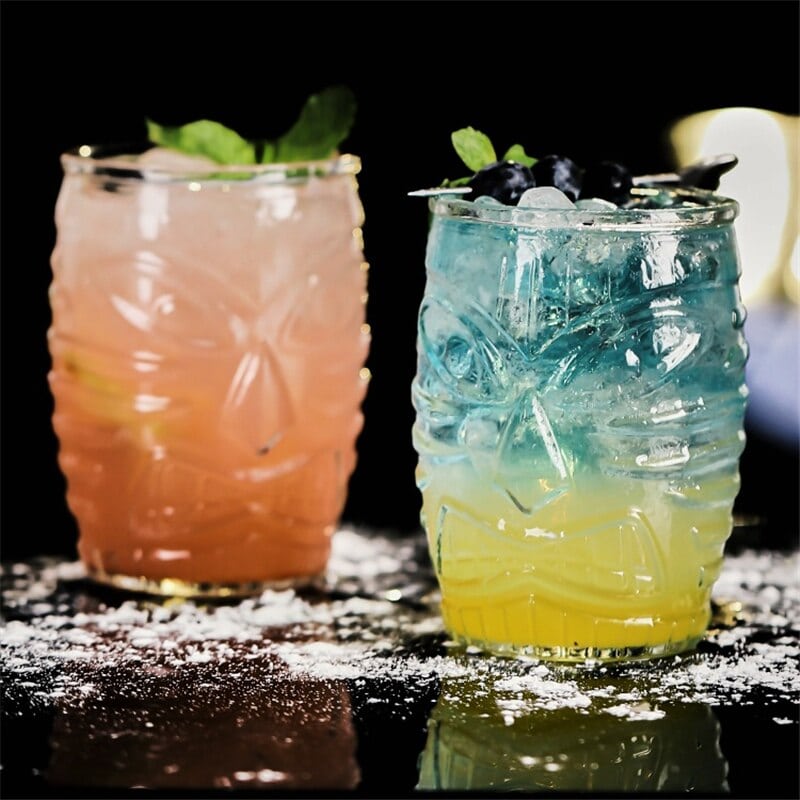 Tiki Verre en verre, deux exemplaires avec cocktail rosé et cocktail bleu dégradé, myrtilles et menthe