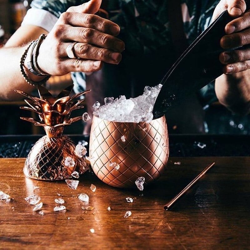 Verre Moscow Mule Ananas cuivré à coiffe de feuilles amovible et paille arc en ciel, glace pilée ajoutée