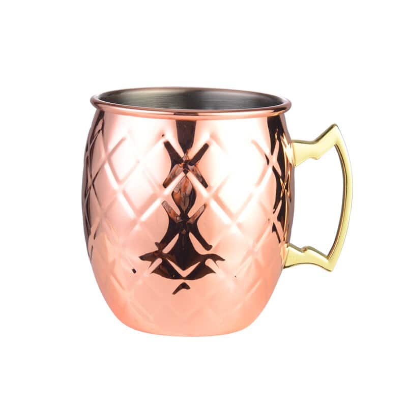 Verre Moscow Mule Design cuivré à motif losange gravé et anse dorée, présenté sur fond blanc