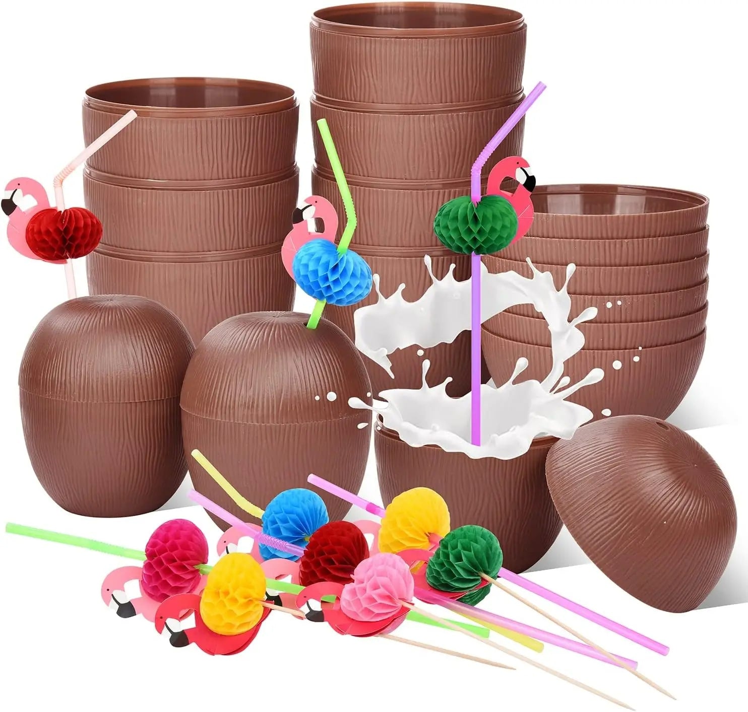 Lot de verres noix de coco marron empilés avec pailles colorées à flamants roses et éclaboussure de lait de coco