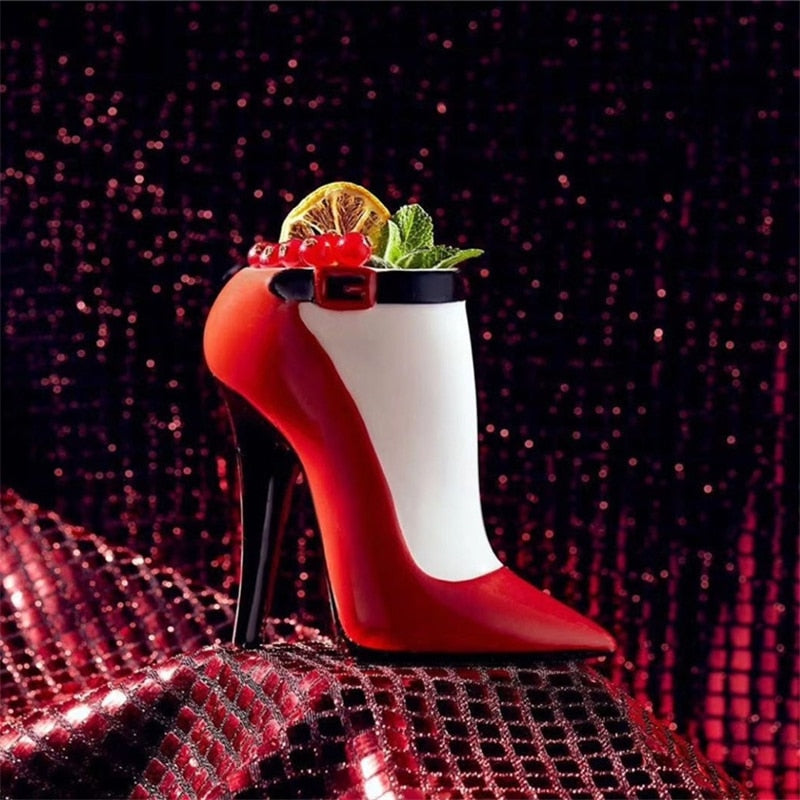 Verre Original Chaussure escarpin rouge, blanc et noir garni de citron, groseilles et menthe, fond pailleté
