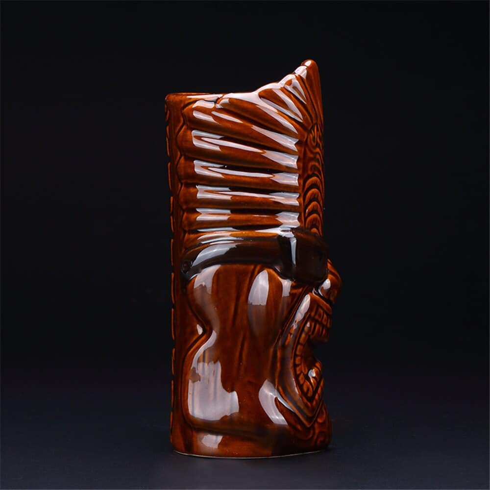 Verre Tikinator brun debout de profil, lunettes noires et relief tiki, céramique émaillée brillante