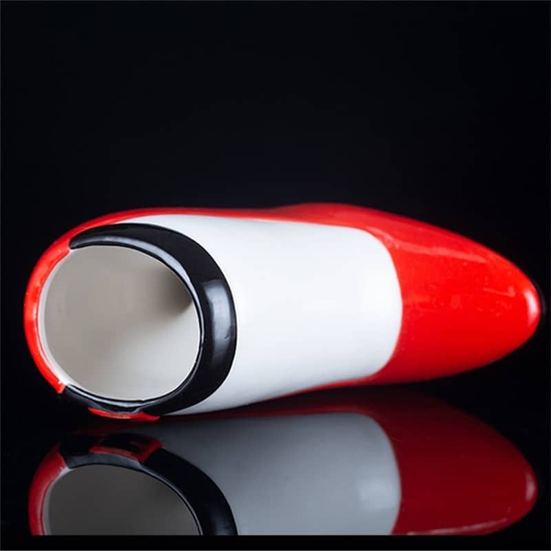 Verre Original Chaussure escarpin rouge et blanc couché montrant l'intérieur et l'ouverture cerclée de noir