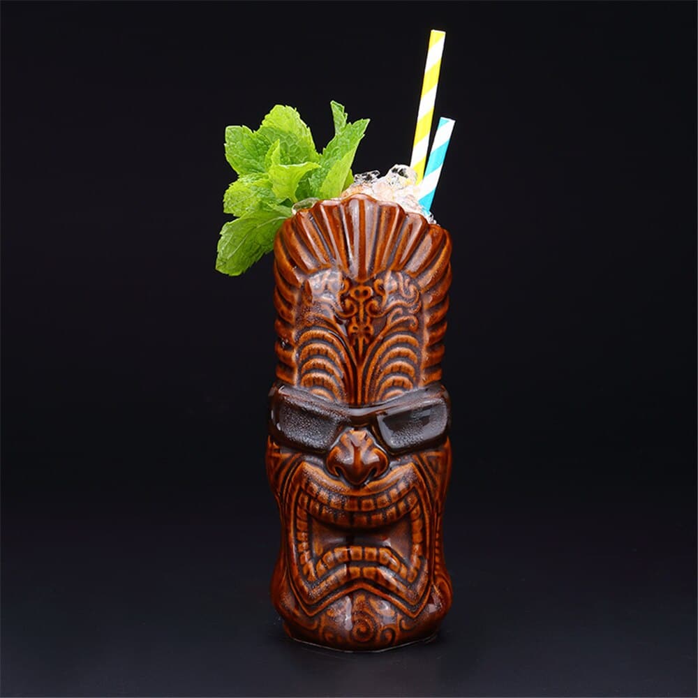 Verre Tikinator en céramique brune, tiki à lunettes noires, glace pilée, menthe et pailles, fond noir