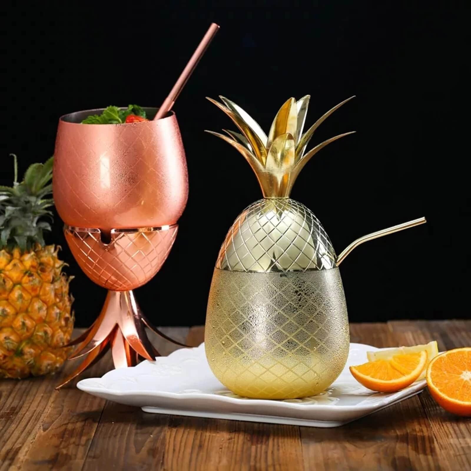 Verre Moscow Mule Ananas rose gold sur pied à feuilles et modèle doré à coiffe amovible, ananas et orange