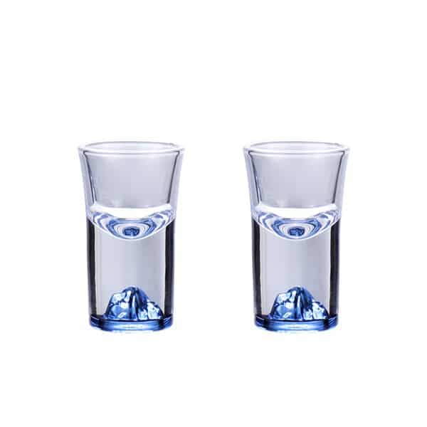 Verres à Shot Montagne, deux verres avec un cristal bleu en forme de montagne dans le fond, fond blanc