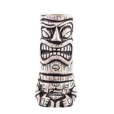 Verre Tiki noir et blanc à motif tribal gravé et visage grimaçant, céramique peinte à la main, fond blanc