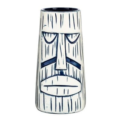 Verre Tiki bleu et blanc au visage stylisé aux yeux mi clos, céramique peinte à la main, fond blanc