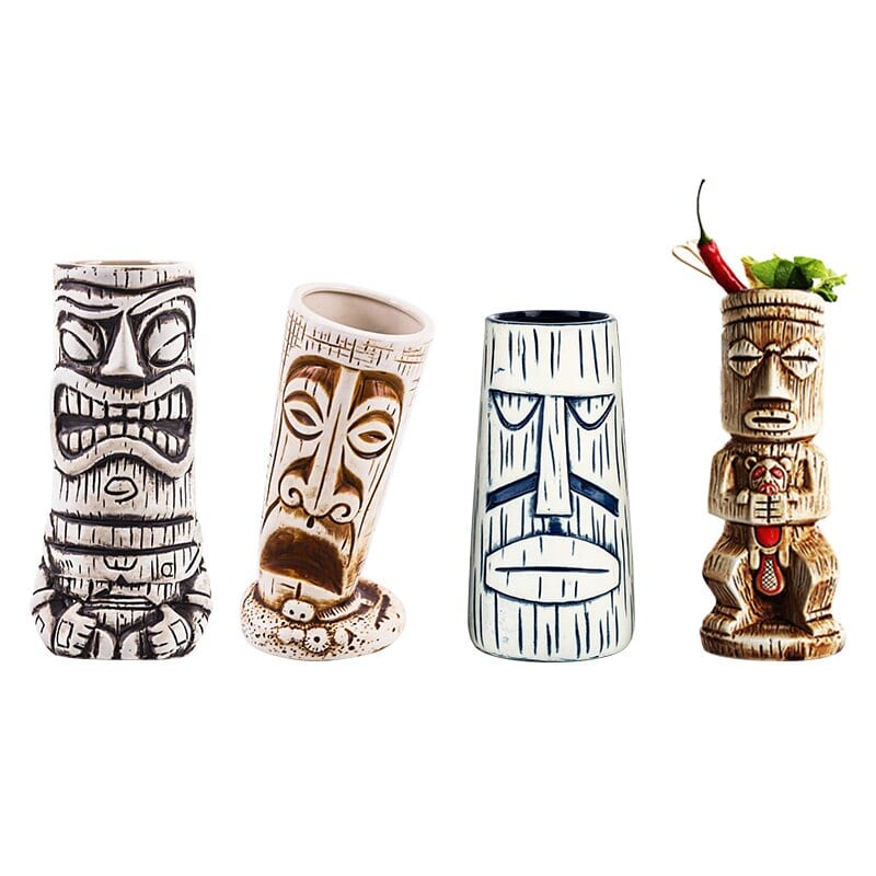Verres Tiki, pack de quatre mugs en céramique peinte main, styles noir et blanc, bleu et blanc et bruns sculptés